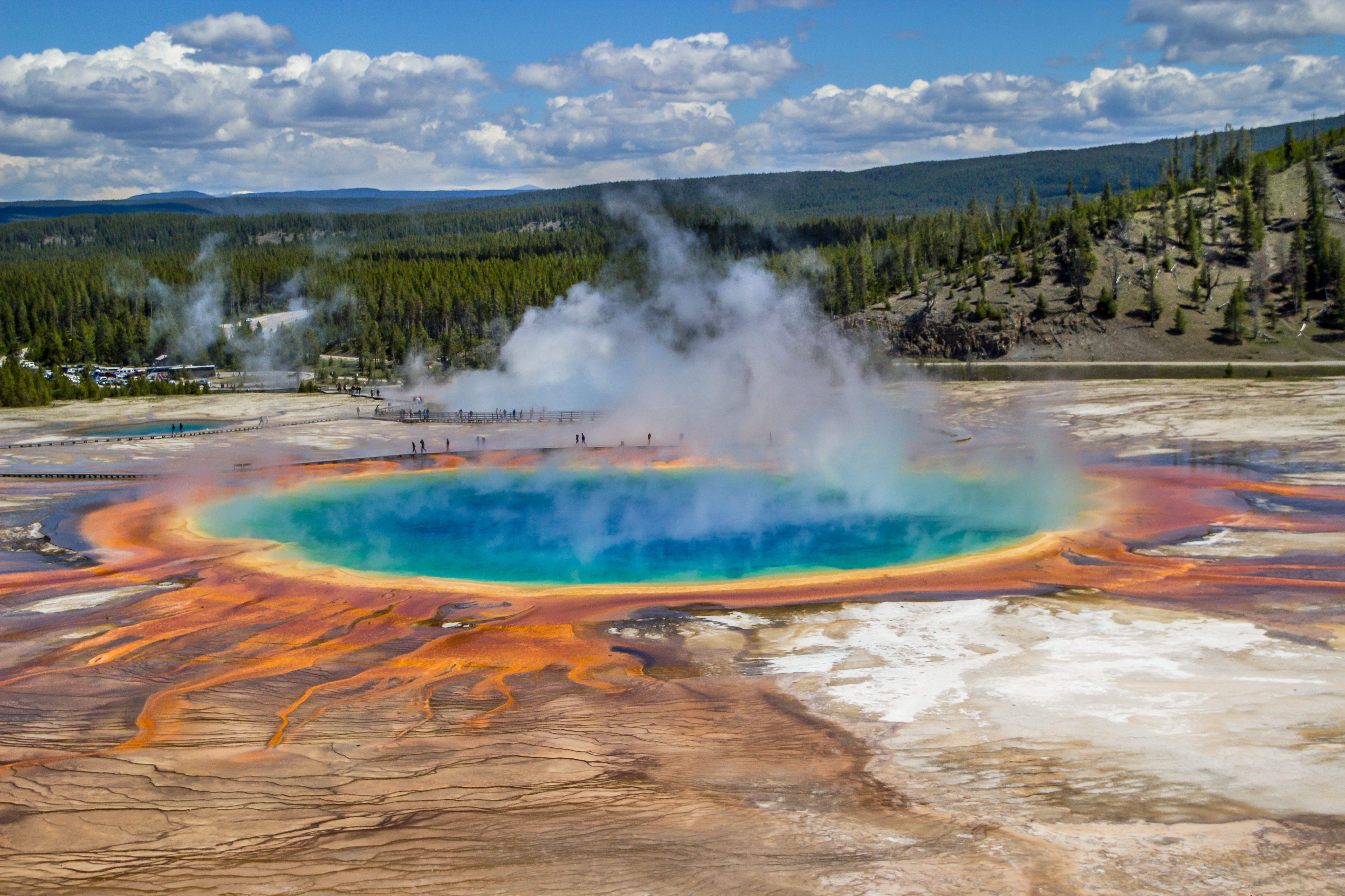 grand prismatic spring in yellowstone